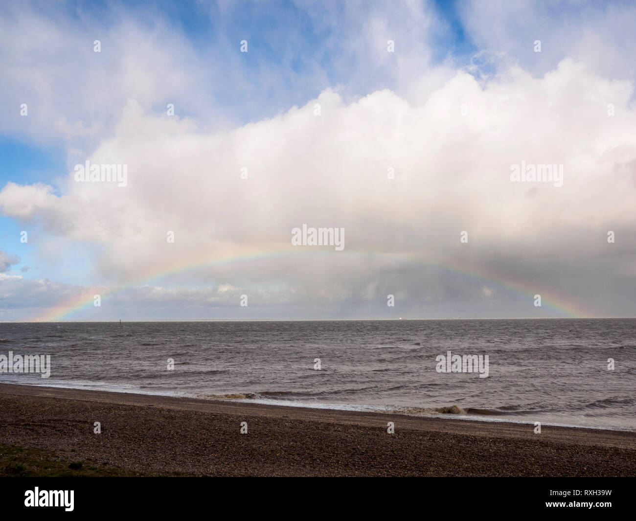 Cattedrale sul mare, Kent, Regno Unito. 10 marzo, 2019. Regno Unito Meteo: un arcobaleno è apparso sotto nuvole temporalesche nella Cattedrale sul mare nel Kent questo pomeriggio. Credito: James Bell/Alamy Live News Foto Stock