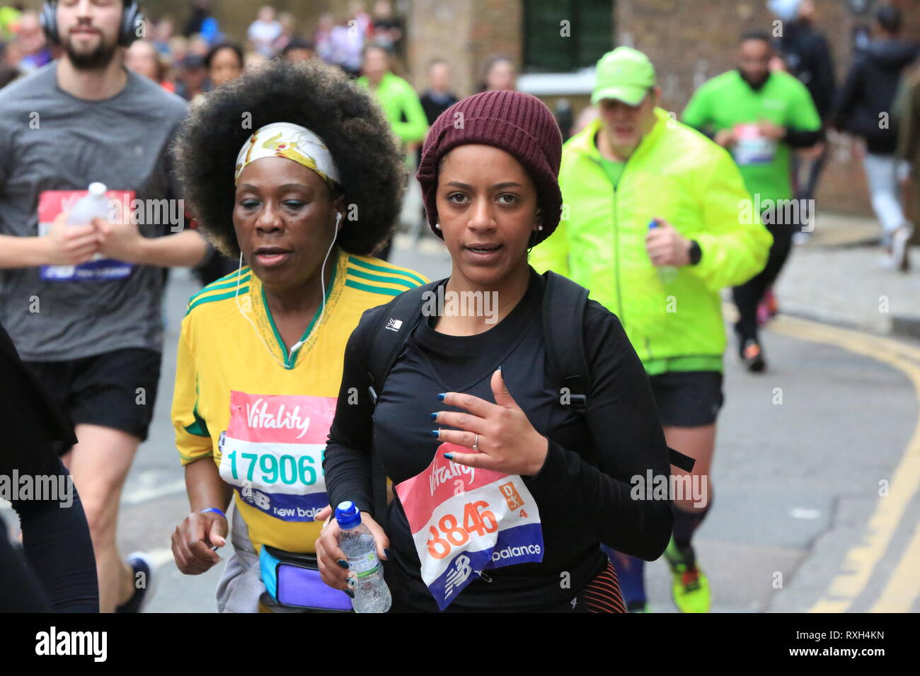 La Grande Mezza Maratona sará a partire da Tower Bridge e da guide di scorrimento si poi seguire un 13.1 miglio percorso che li porterà passato Shadwell e Limehouse, prima che aleggia intorno a Canary Wharf. Mezza maratona sarà quindi seguire il Tamigi verso Wapping e poi andando oltre il Tower Bridge e la voce verso Southwark Park. Foto Stock