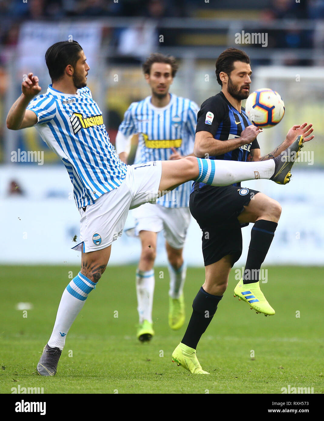 Milano, Italia. 10 mar 2019. Foto Spada/LaPresse 10 Marzo 2019 Milano ( Italia ) sport calcio Inter vs Spal - Campionato di calcio di Serie A TIM 2018/2019 - Stadio San Siro nella foto: Candreva floccari Foto Spada/LaPresse marzo 10 , 2019 Milano ( Italia ) sport soccer Inter vs Spal - Italian Football Championship League A TIM 2018/2019 - San Siro in pic: floccari Candreva Credito: LaPresse/Alamy Live News Foto Stock