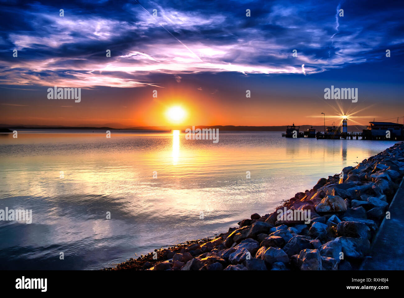 Podersdorf; faro presso il lago di Neusiedl al tramonto Foto Stock