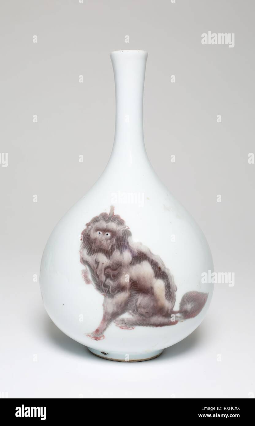 Vaso con tre creature peloso. Cina. Data: 1662-1722. Dimensioni: H. 16,5 cm (6 1/2 in.); diam. 9,6 cm (3 3/4 in.). La porcellana dipinta in rame underglaze red. Provenienza: Cina. Museo: Chicago Art Institute. Foto Stock