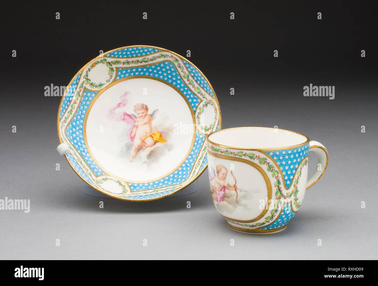 Tazza e piattino (da un servizio da tè). Sèvres manifattura di porcellana;  francese, fondata 1740; François Boucher (Francese, 1703-1770); dipinto da  Jacques Fontaine (francese, 1734/35-1807, active 1752-1800). Data: 1770.  Dimensioni: Cup: 6,4