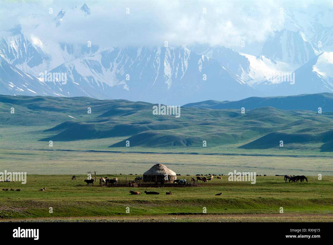 Vista sulla valle di Alay nel Kirghizistan meridionale verso le montagne del Pamir e del Tagikistan, sulla strada per il confine cinese a Irkeshtam. Sitti Foto Stock