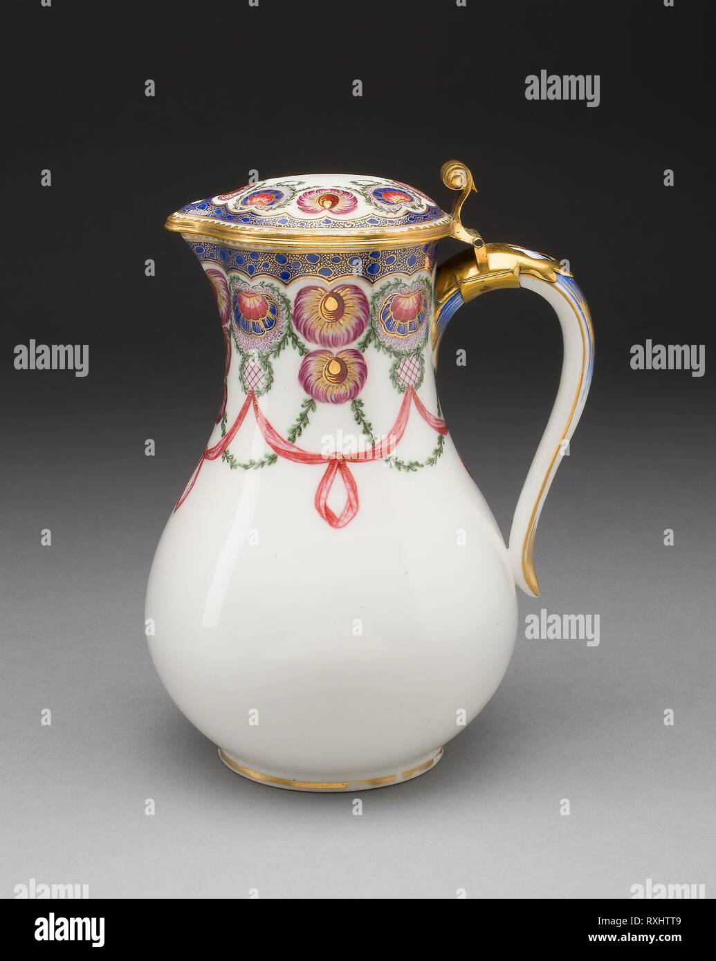 Caraffa (pot à l'eau tourné). Sèvres manifattura di porcellana; francese, fondata 1740; dipinta da Louis-Jean Thévenet (francese, attivo 1741/45-1777). Data: 1763. Dimensioni: 19,4 x 28,6 cm (7 5/8 x 11 1/4 in.). Soffice pasta di porcellana, smalti policromi, doratura, e dorate-supporti di metallo. Origine: Sèvres. Museo: Chicago Art Institute. Autore: fabbricazione nationale de Sevres. Foto Stock