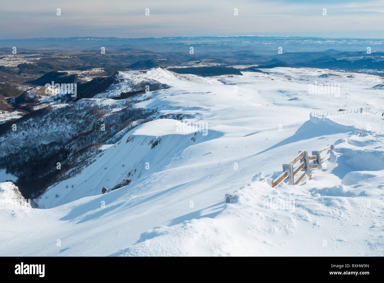 Francia, Puy de Dome (63), Besse-et-Saint-Anastaise, stazione di sci di Super Besse, valle di Chaudefour e il Puy de Champgourdeix visto dal Puy de la P Foto Stock