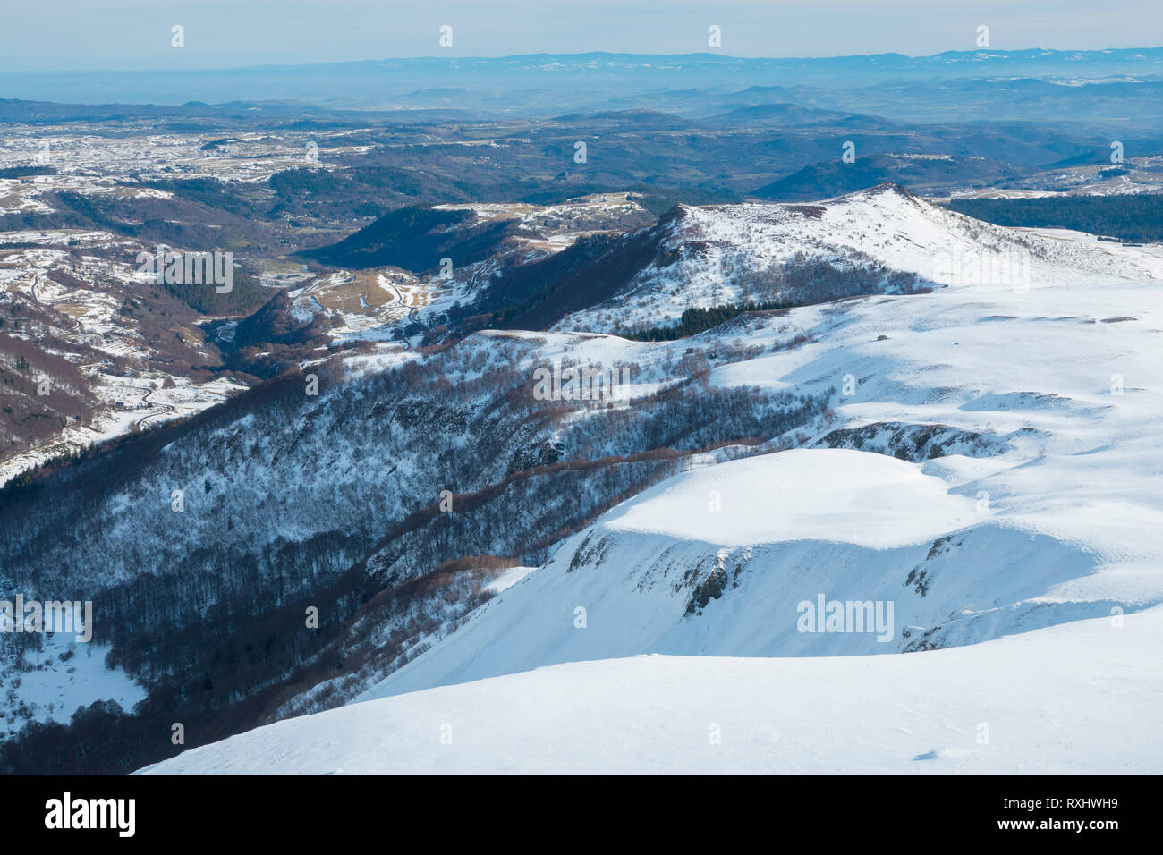 Francia, Puy de Dome (63), Besse-et-Saint-Anastaise, stazione di sci di Super Besse, valle di Chaudefour e il Puy de Champgourdeix visto dal Puy de la P Foto Stock