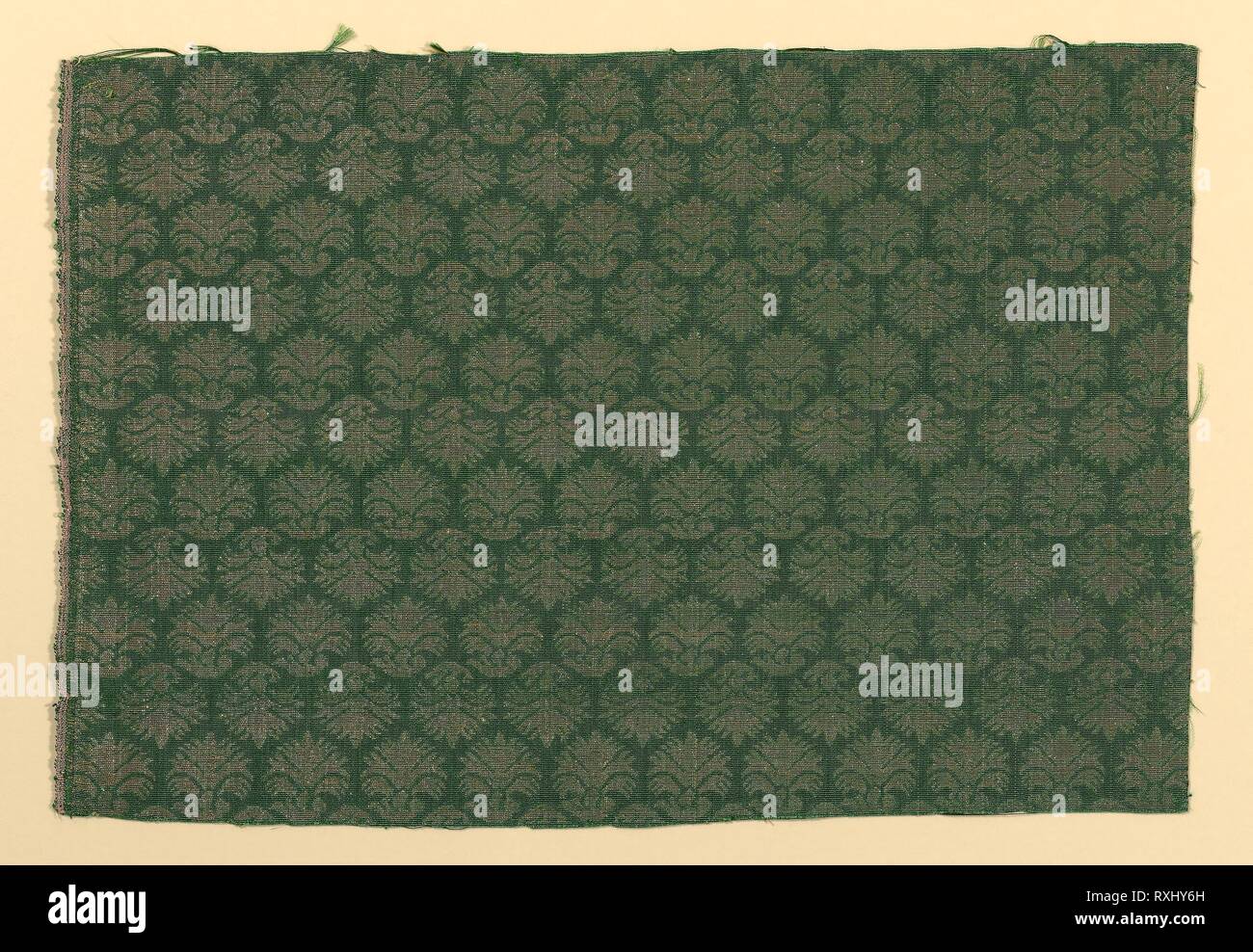 Frammento. L'Italia. Data: 1625-1675. Dimensioni: 34,6 x 50,4 cm (13 5/8 x 19 7/8 in.). Seta e argento dorato strisce, warp-di fronte ad armatura a tela con modellazione complementare di trame. Origine: Italia. Museo: Chicago Art Institute. Foto Stock