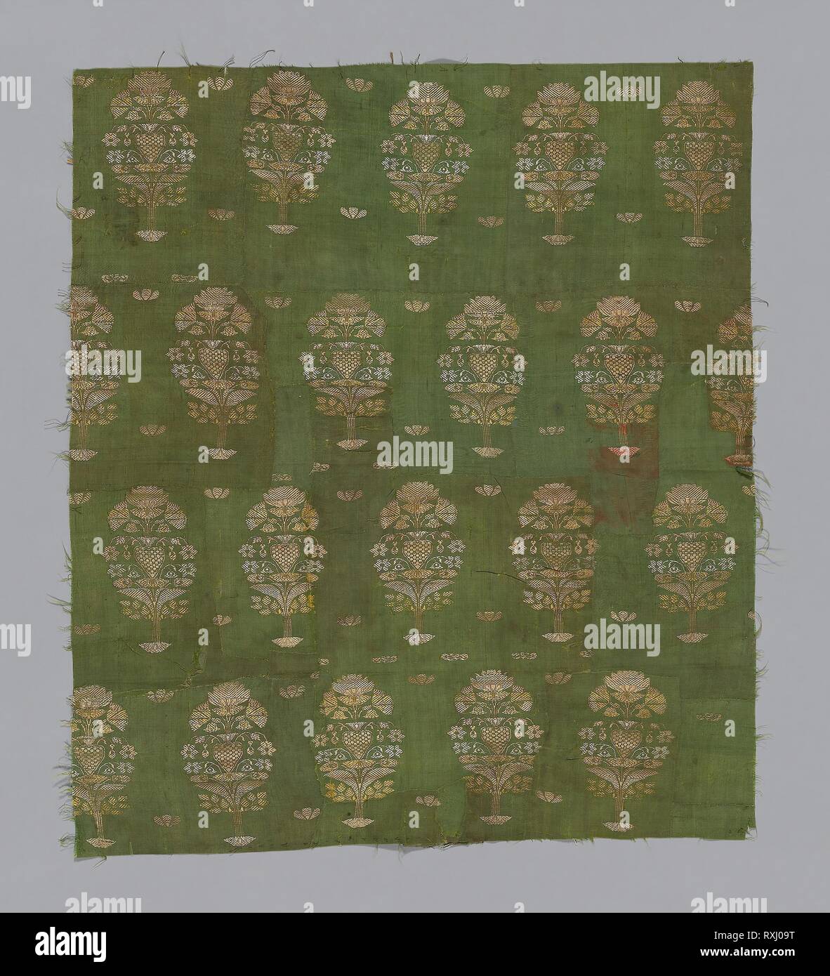Frammento (vestito tessuto). Iran (Persia, Isfahan). Data: 1675-1725. Dimensioni: 62,2 × 53,9 cm (24 1/2 × 21 1/4 in.). Ispahan. Origine: l'Iran. Museo: Chicago Art Institute. Foto Stock