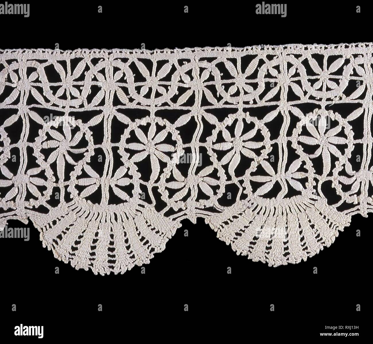 Frammento (confine). L'Italia, probabilmente a Genova. Data: 1601-1650. Dimensioni: 10 x 31,8 cm (4 x 12 1/2 in.) di filo di trama ripetere: 7,5 cm (3 in.). Biancheria, bobina pizzo diritta. Origine: Italia. Museo: Chicago Art Institute. Foto Stock