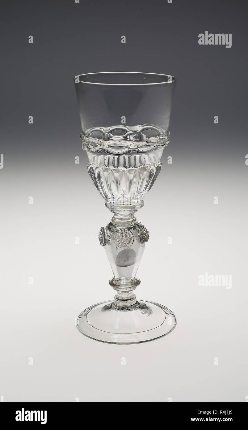 Wineglass contenente due non circola Charles II monete d'argento datata 1670 e 1671. In Inghilterra. Data: 1685-1715. Dimensioni: 20,3 × 7,9 × 7,9 cm (8 × 3 1/8 x 3 1/8 in.). Bruciato il vetro al piombo con decorazione applicata e inclusioni di argento. Origine: . Museo: Chicago Art Institute. Foto Stock