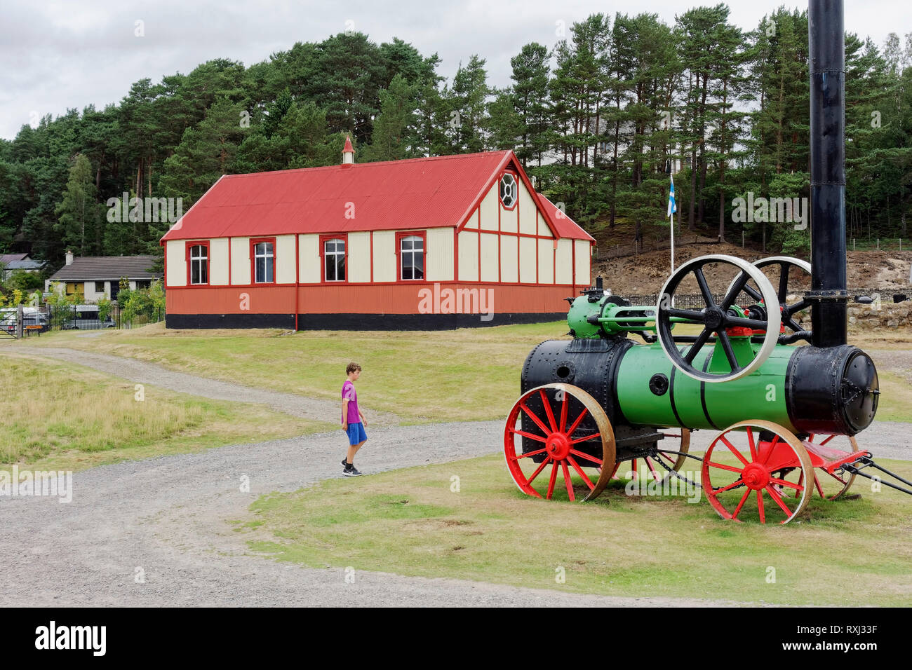 Leanach Chiesa nelle Highland Folk Museum a Newtonmore, Scozia, con il vecchio motore a vapore in primo piano. Foto Stock