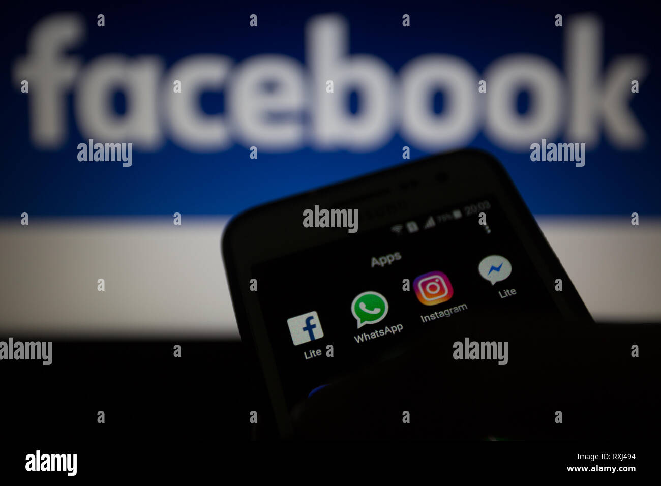 Facebook Lite, WhatsApp, Instagram e Messenger Lite icone, loghi sono mostrati sul display dello smartphone. Facebook prevede di integrare i suoi servizi di messaggistica Foto Stock