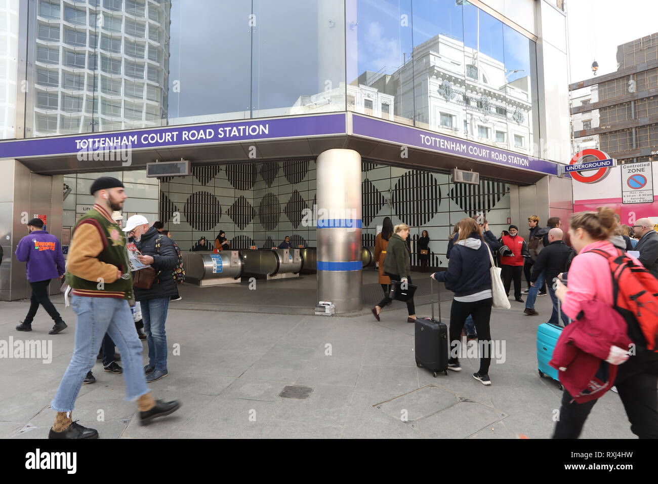 Stazione di Tottenham Court Road entrata su Oxford Street, Londra, Inghilterra, Regno Unito Foto Stock