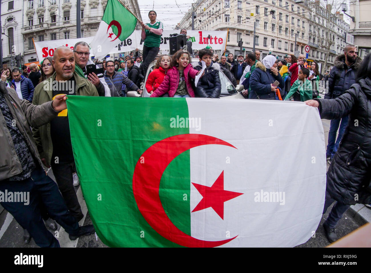 Diaspora algerina proteste Abdelaziz Bouteflika quinta candidatura alle elezioni presidenziali post, Lione, Francia Foto Stock