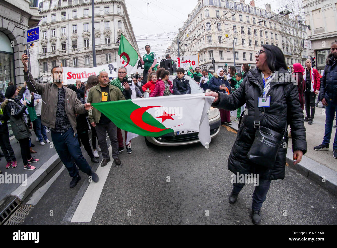 Diaspora algerina proteste Abdelaziz Bouteflika quinta candidatura alle elezioni presidenziali post, Lione, Francia Foto Stock