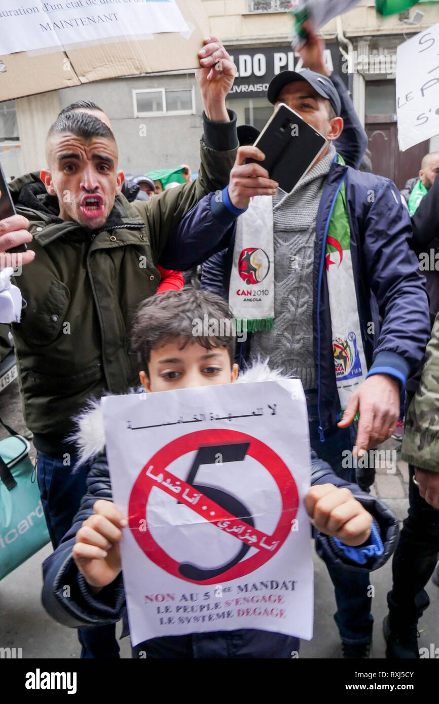 Diaspora algerina proteste Abdelaziz Bouteflika quinta candidatura alle elezioni presidenziali post, Lione, Francia Foto Stock