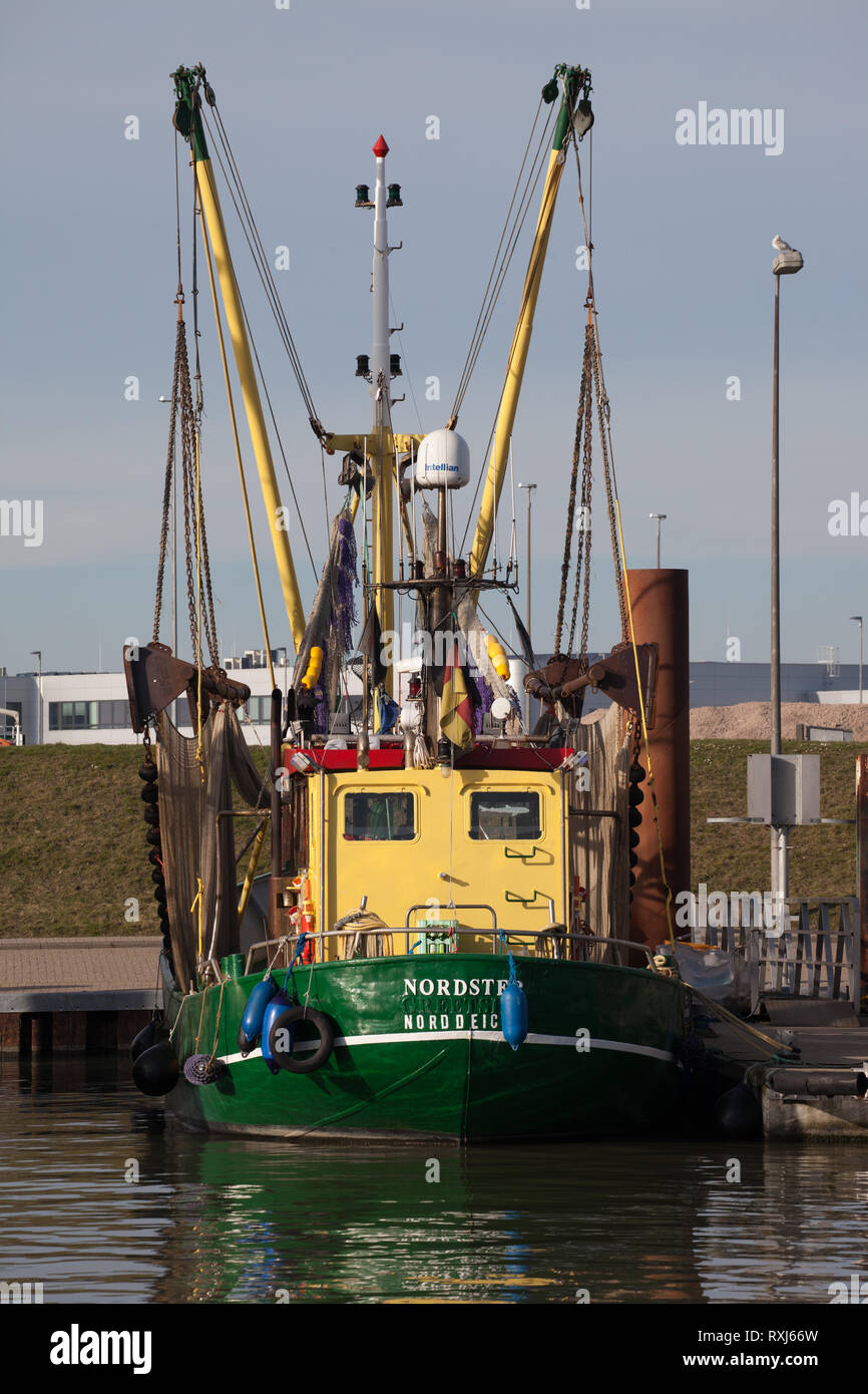 Colorate barche da pesca nel porto. Norddeich. Frisia orientale. Bassa Sassonia. Germania Foto Stock