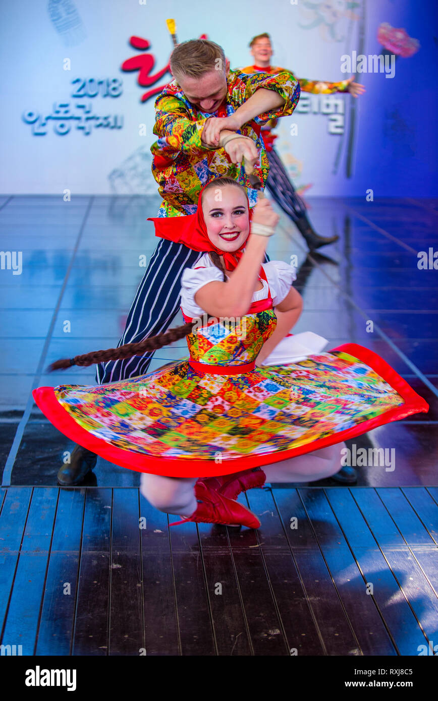 I ballerini Russain dell'Ensemble coreografico di Rovesniki si esibiscono al festival di Maskdance tenutosi ad Andong, Corea del Sud Foto Stock