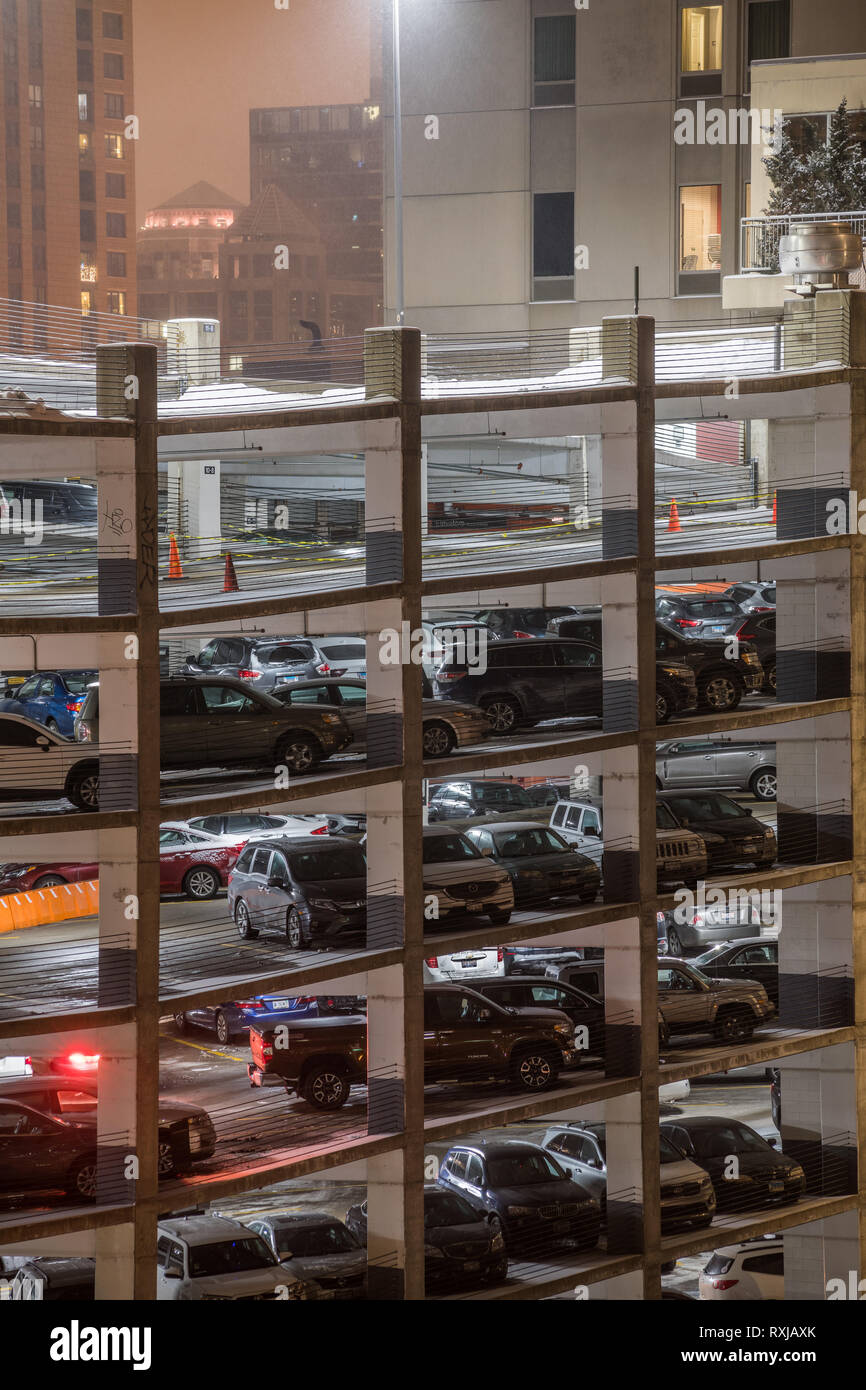 Dettaglio della struttura di parcheggio nel centro di Chicago di notte Foto Stock