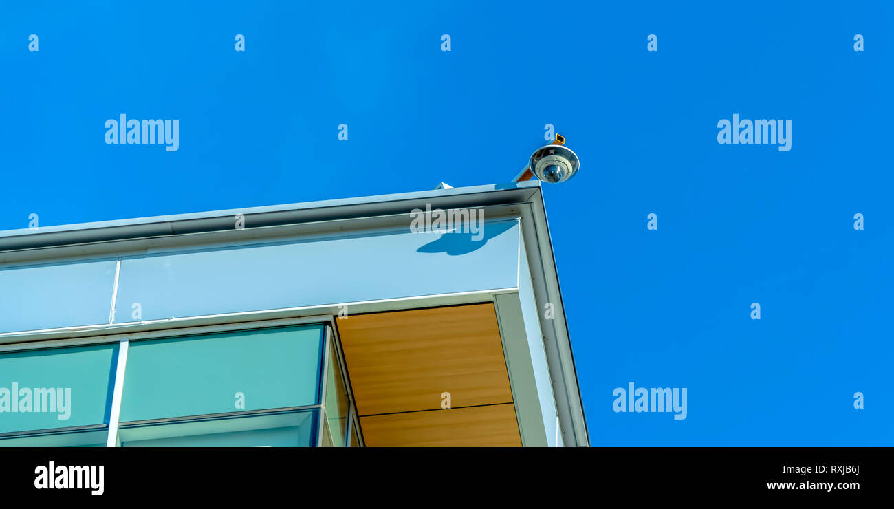 Edificio con una telecamera di sicurezza contro il cielo blu Foto Stock