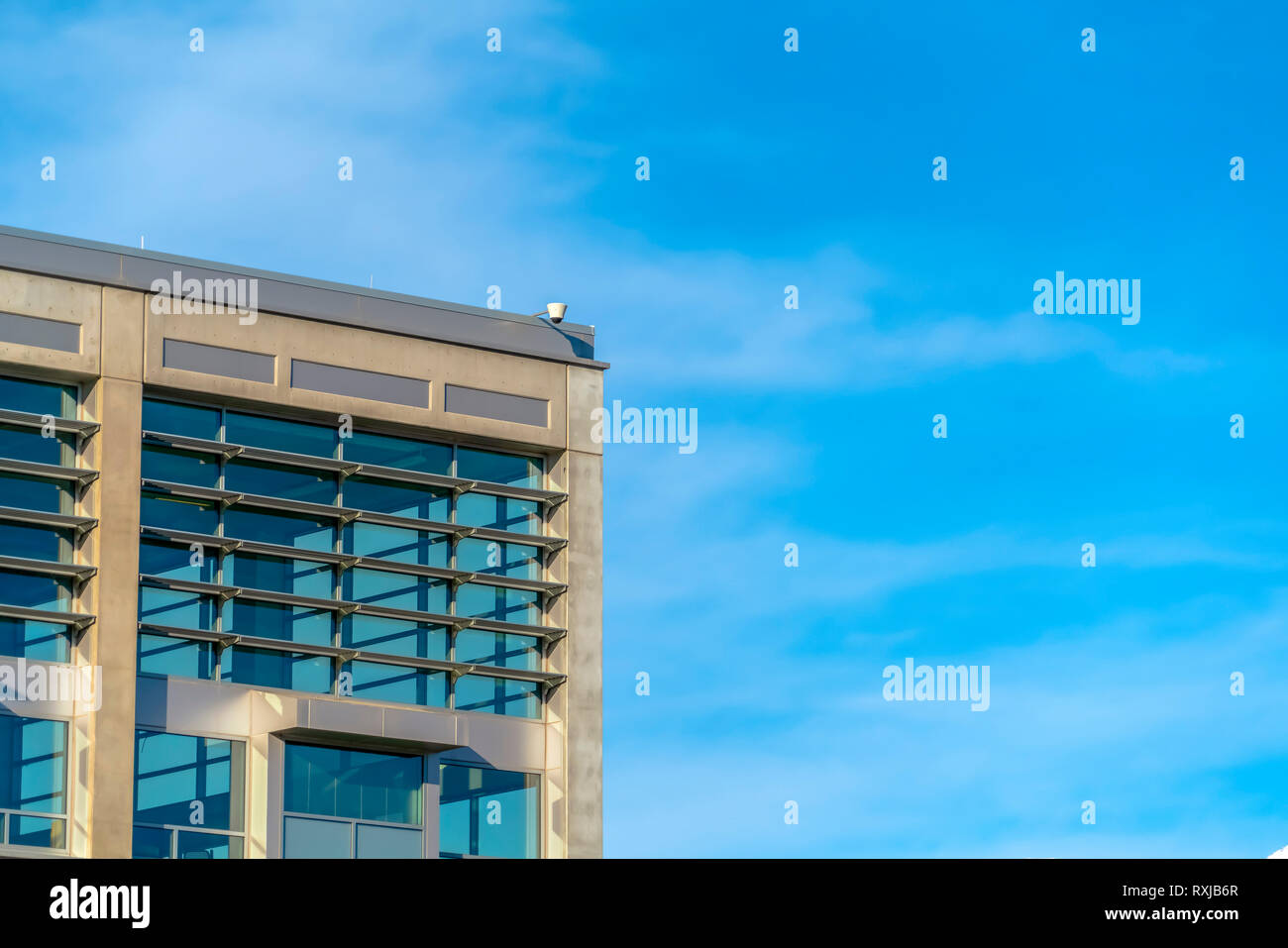 Edificio con una telecamera di sicurezza e finestre di vetro Foto Stock