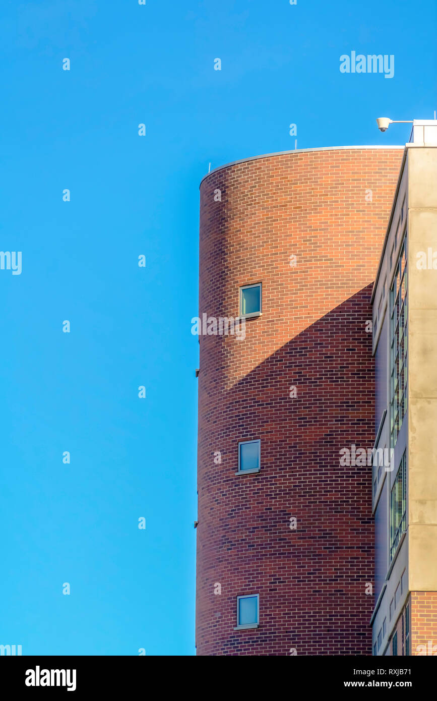 Edificio con telecamera di sorveglianza contro il cielo blu Foto Stock