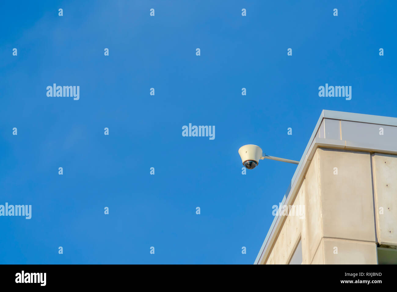 Dome della telecamera di sicurezza su un edificio contro sky Foto Stock