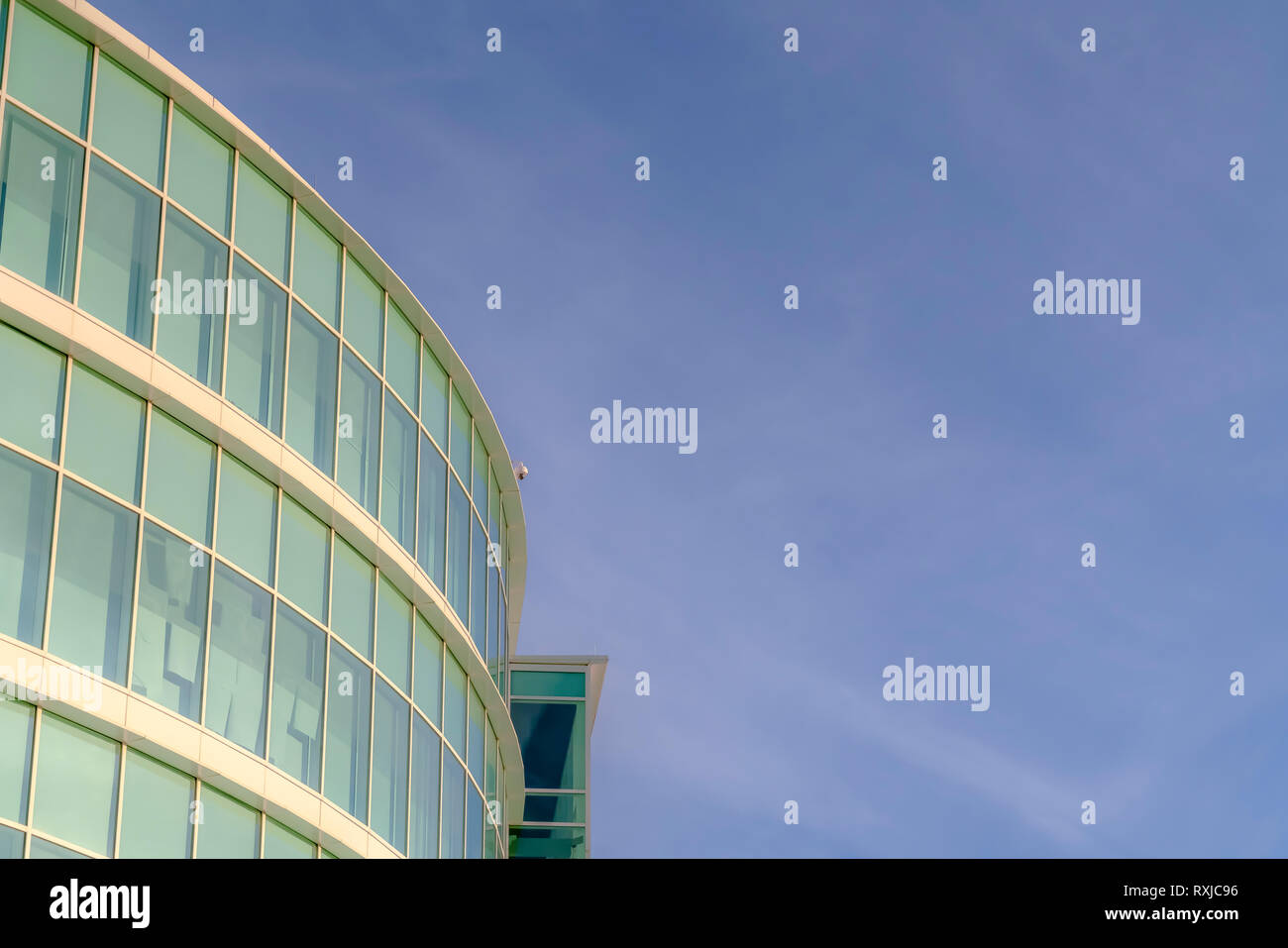 Edificio moderno contro il cielo blu in una giornata di sole Foto Stock