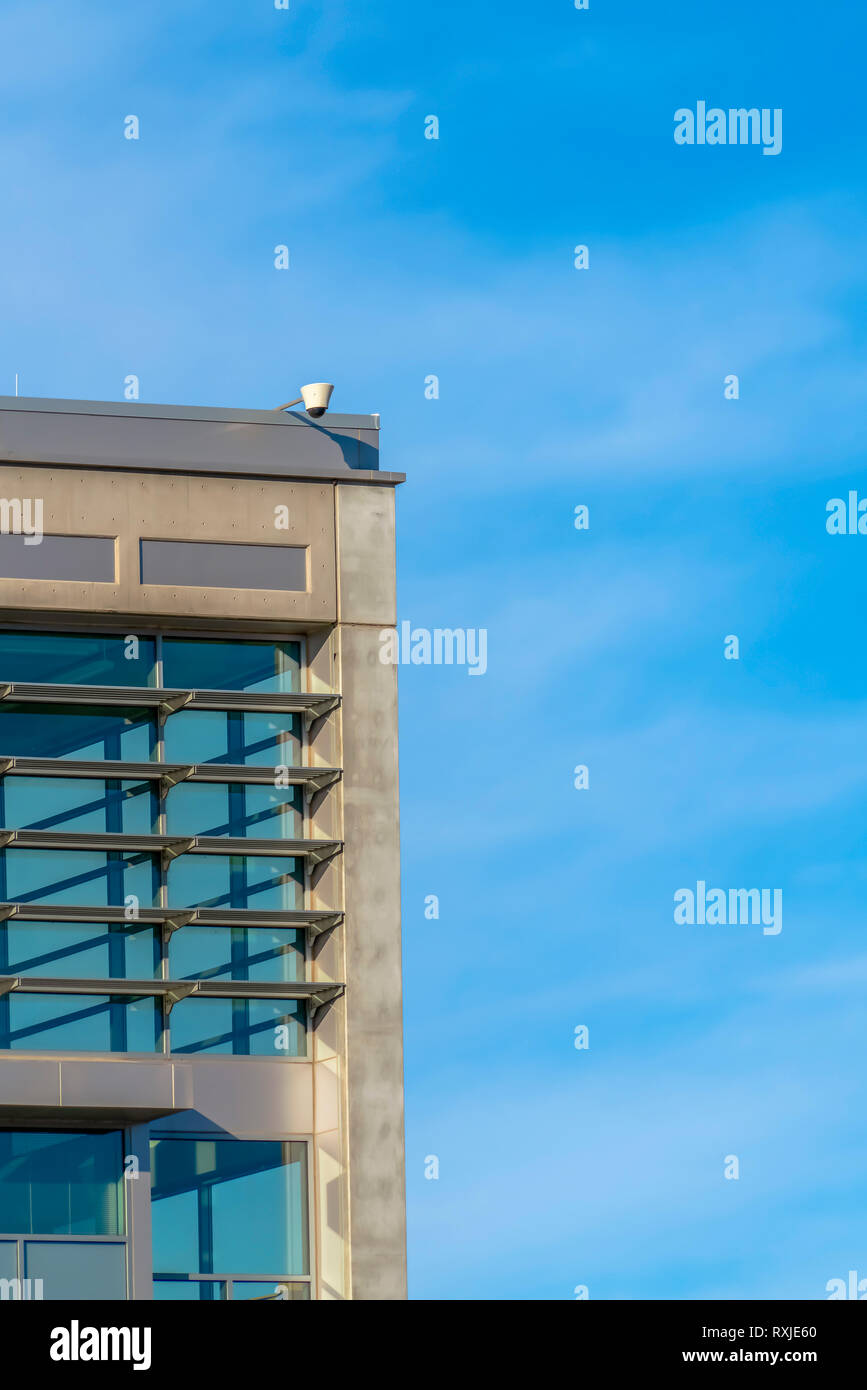 Videocamera di sicurezza su un edificio contro il cielo nuvoloso Foto Stock