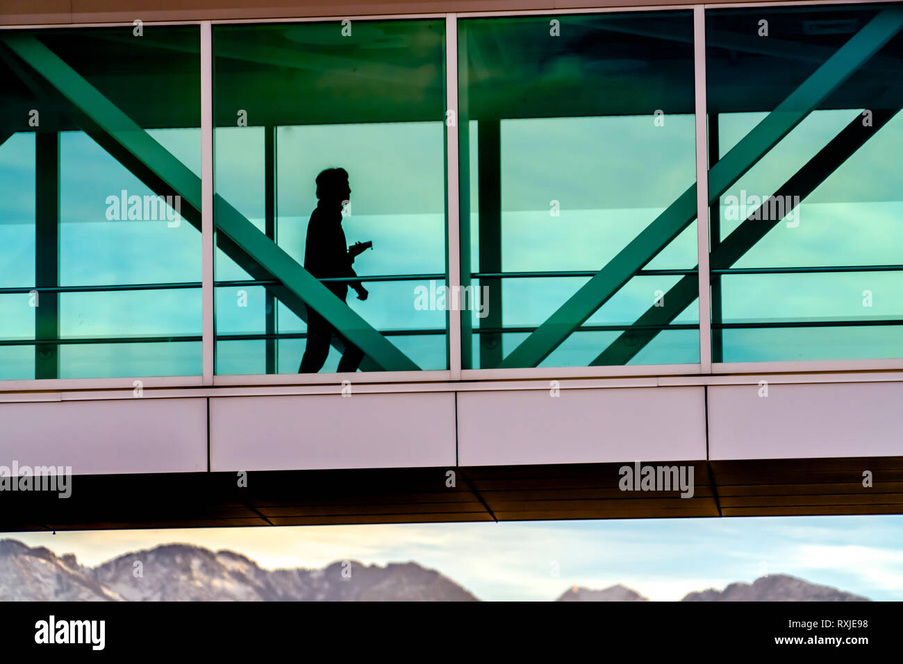 Silhouette di una persona a piedi all'interno di un edificio Foto Stock