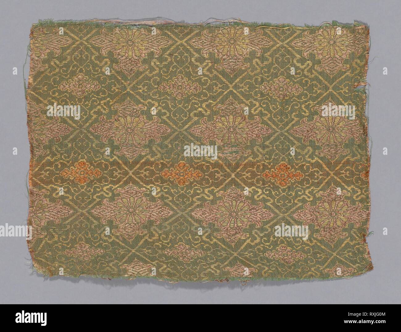 Frammento. Il Giappone. Data: 1675-1725. Dimensioni: 21,6 x 28,3 cm (8 1/2 x 11 1/8 in.). Composto liscio, in raso di seta. Provenienza: Giappone. Museo: Chicago Art Institute. Foto Stock