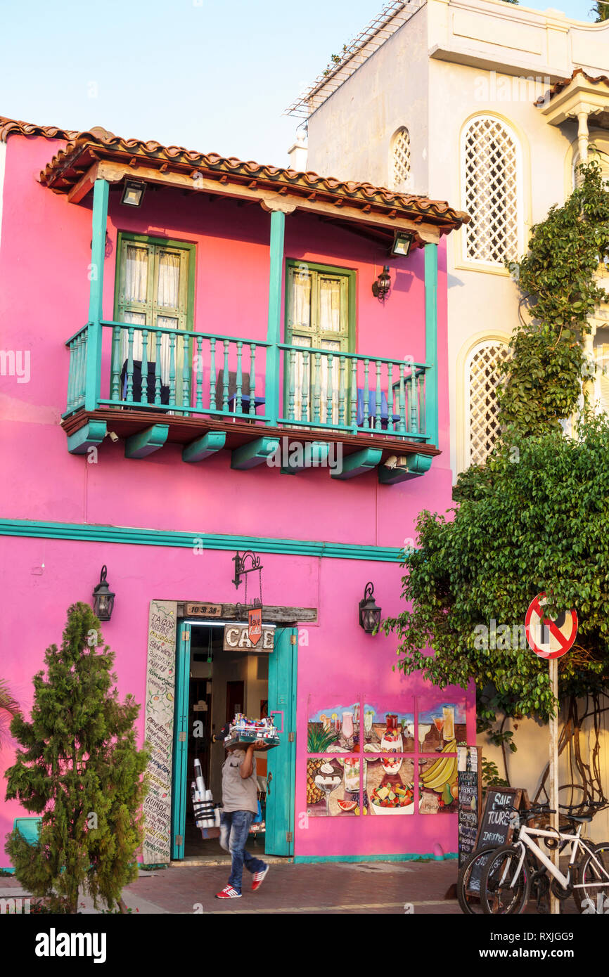 Cartagena Colombia,Centro,centro,Getsemani,mi Llave Hostel,esterno edificio,colorato,parete rosa,balcone in legno,venditore di strada,COL190119218 Foto Stock