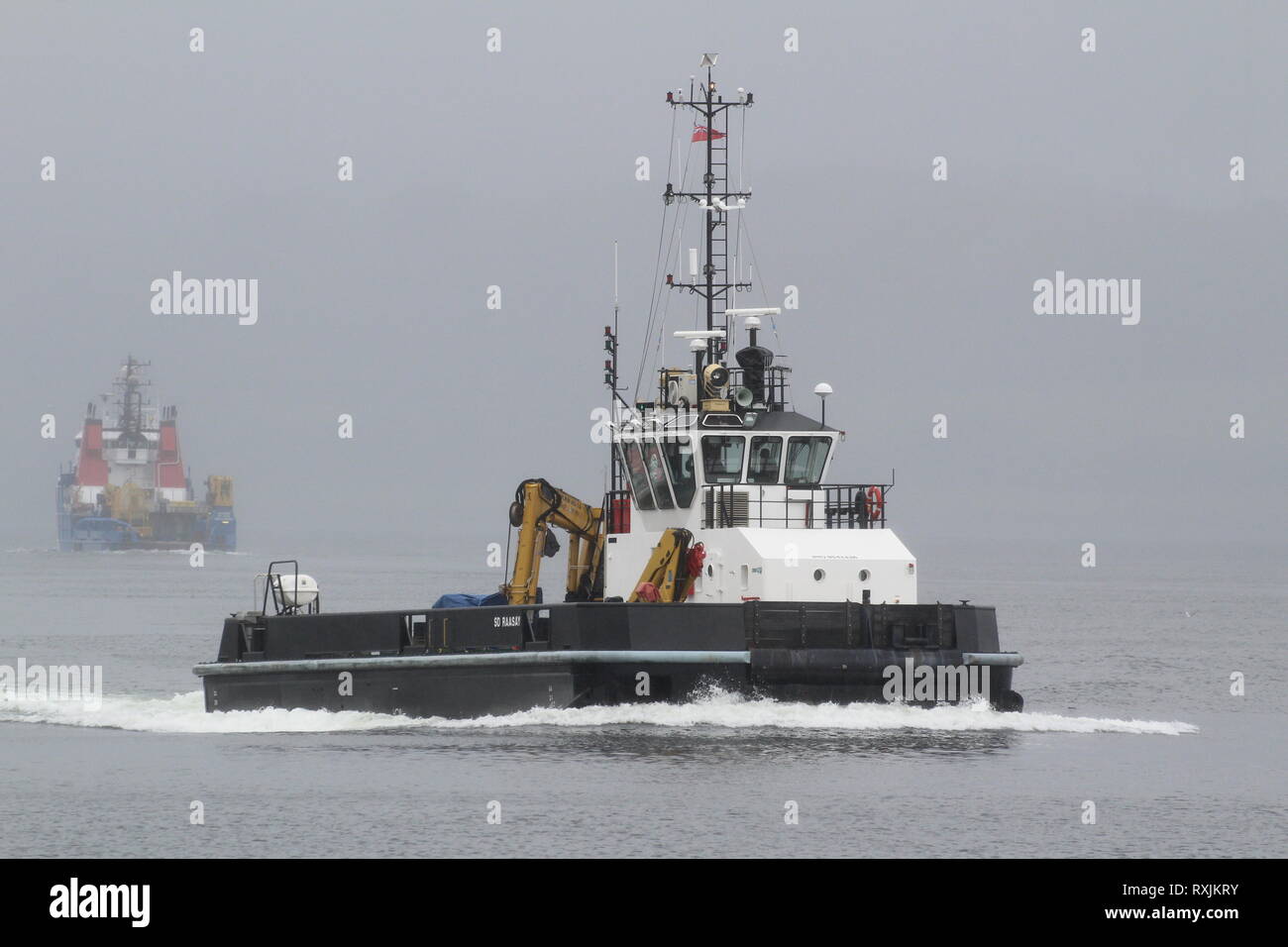 Raasay SD, un Multicat 2510 azionato dalla Serco servizi nautici, passando Greenock, con Briggs Marine MV del Regno di Fife in background. Foto Stock