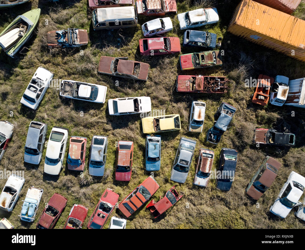 Antenna vista del paesaggio di naufragare automobili e auto vecchia cantiere, in molteplici forme e colori. Victoria, Australia. Foto Stock