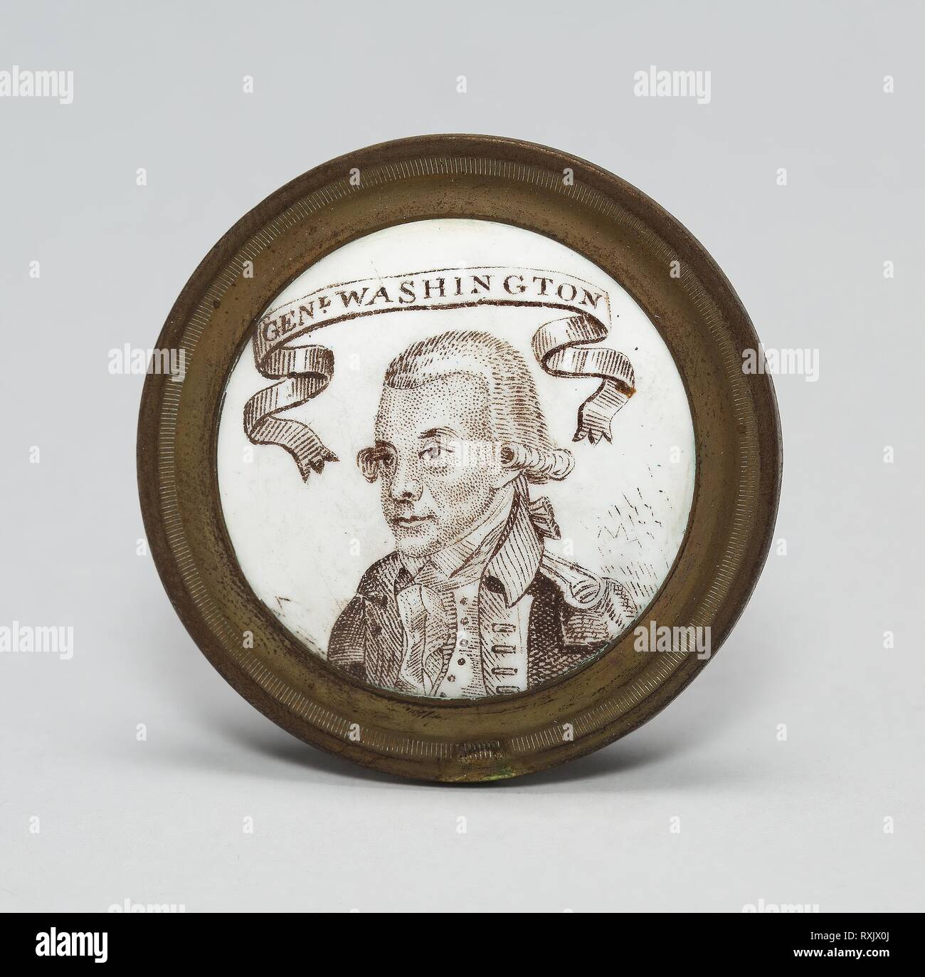 Mantello Pin (manopola o Tieback). Probabilmente a Birmingham, Inghilterra. Data: 1775-1785. Dimensioni: diam. 5,1 cm (2 in.). Il rame, il trasferimento dello smalto stampato, ferro e ottone. Origine: Inghilterra. Museo: Chicago Art Institute. Foto Stock