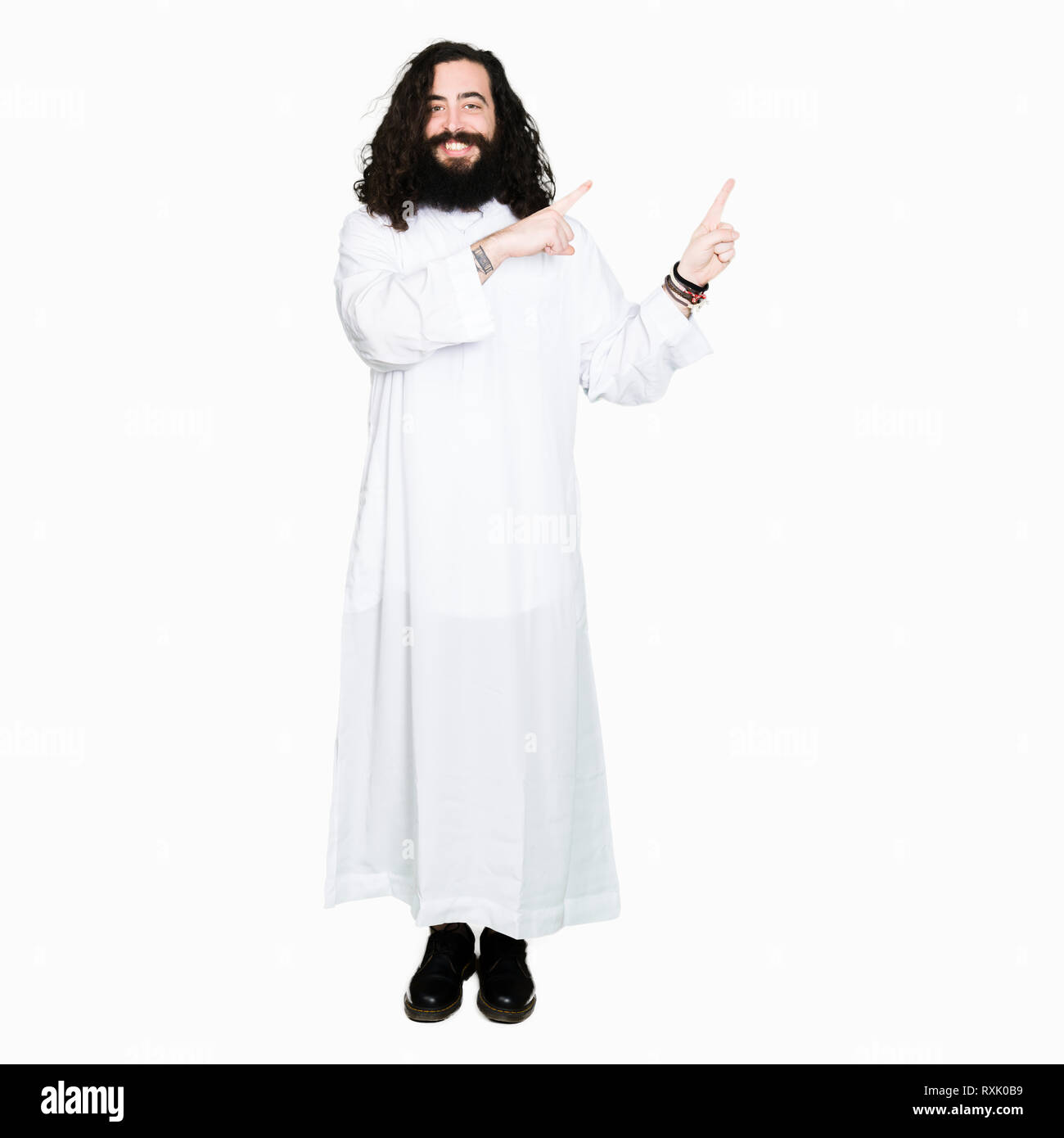 Uomo che portava Gesù Cristo costume sorridente e guardando la fotocamera con le due mani e le dita per lato. Foto Stock