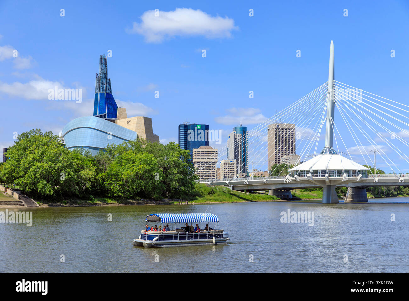 Un acqua bus tour in barca sul Fiume Rosso, con il Museo Canadese per i Diritti Umani e la skyline di Winnipeg, Manitoba, Canada Foto Stock