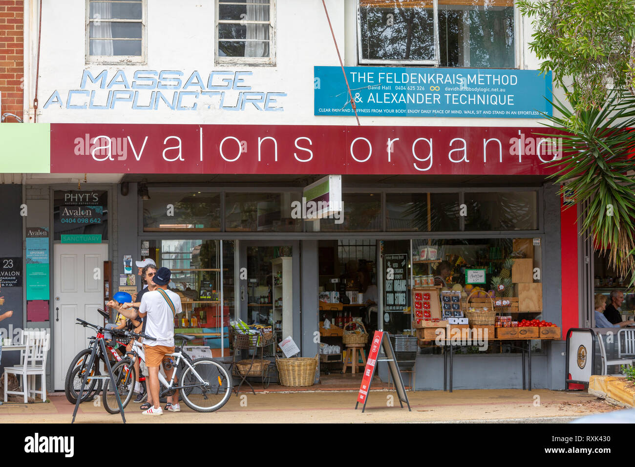 Avalon cibo organico store shop in Sydney,l'Australia con un giovane si fermò al di fuori di parlare tenendo le loro biciclette Foto Stock