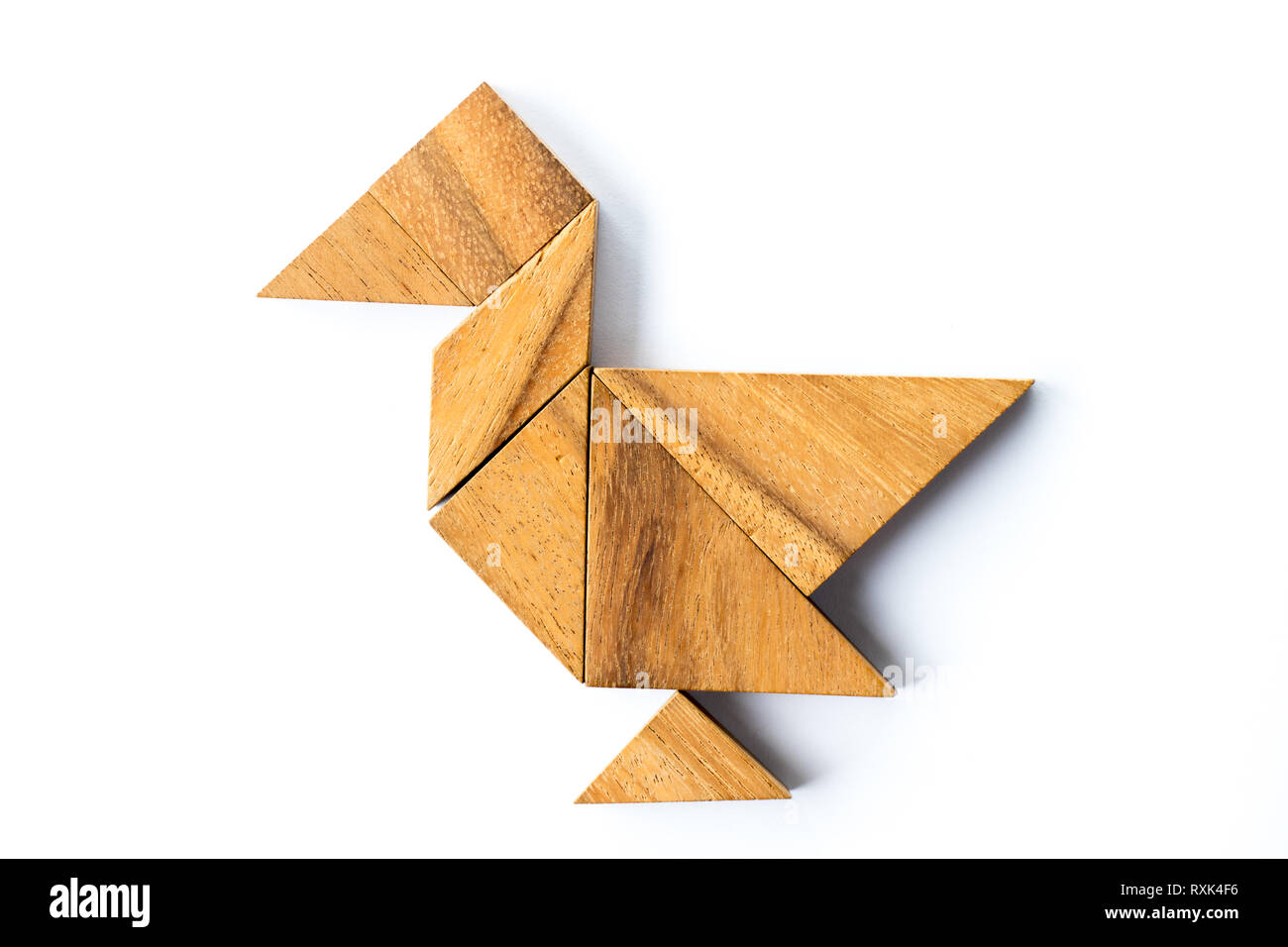 Tangram di legno puzzle a forma di anatra su sfondo bianco Foto Stock