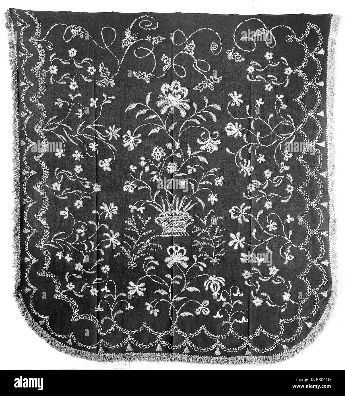 Copriletto. Attribuito a Elisabetta Patterson Saltmarsh (American, 1740-1816), Abigail Patterson (American, 1743/44-1808), Lydia Patterson Pixley (American, 1745-1808), Martha Patterson Woodbridge (American, 1750-1801), Sarah Patterson marrone (American, 1753-1800), e Esther Patterson Marean (American, 1756-?); unione Township, Broome County, New York, Stati Uniti. Data: 1791-1800. Dimensioni: 250.2 x 244.1 cm (98 1/2 x 96 in.). Lana, saia; ricamati con lana in asola, lisca di pesce, Rumeno, satinata e stelo maglie; refilato con frangia. Origine: New York. Museo: Chicago Art In Foto Stock