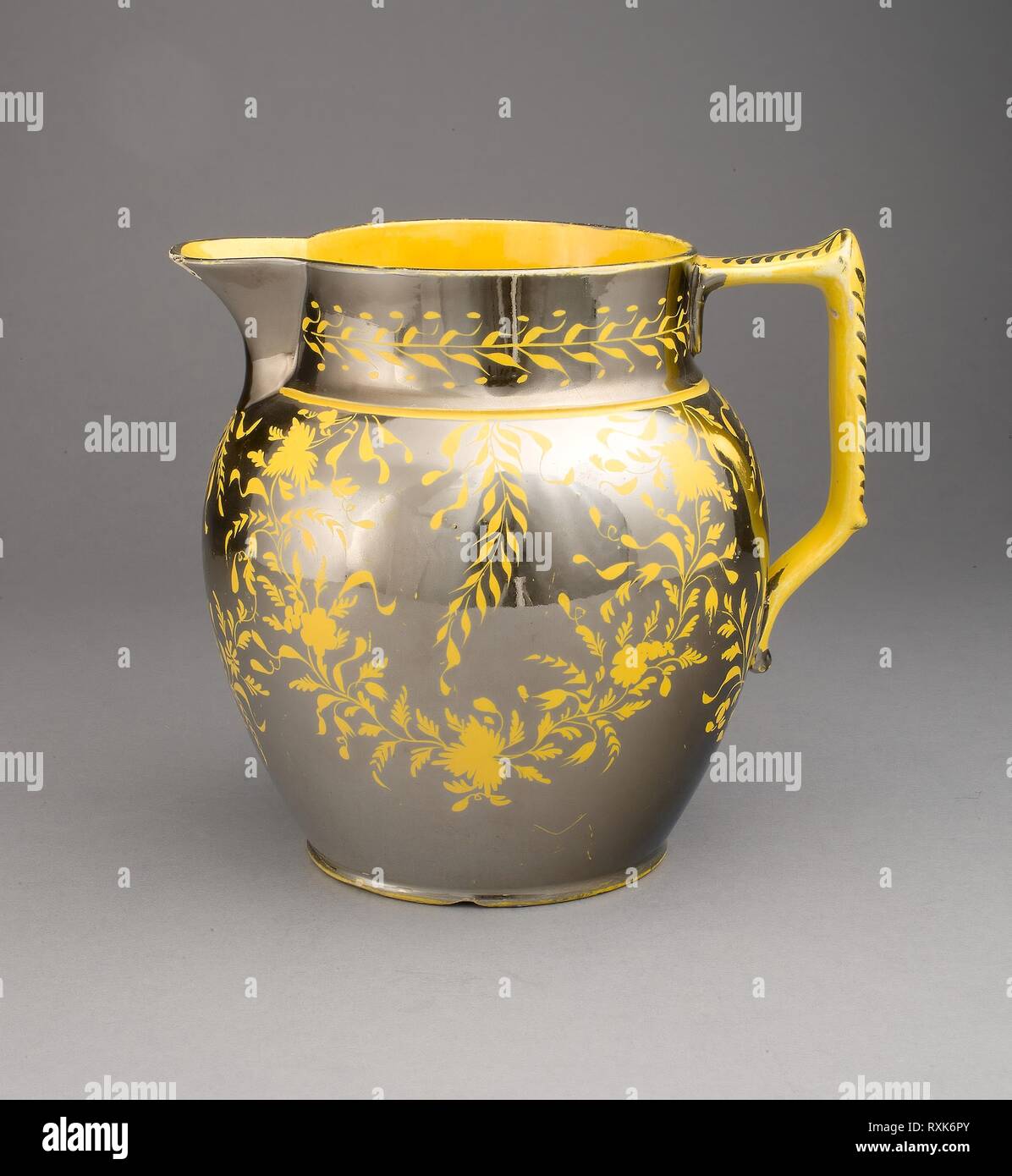 Brocca. Inghilterra, Staffordshire. Data: 1810-1820. Dimensioni: H. 16,5 cm (6 1/2 in.). Piombo-terracotta invetriata con decorazione di lustre. Origine: Staffordshire. Museo: Chicago Art Institute. Foto Stock