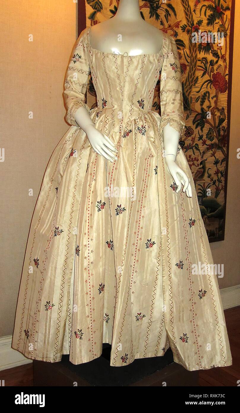 Overgown e Petticoat (Accappatoio à l'italienne). In Inghilterra. Data: 1765-1785. Dimensioni: 141,6 cm (55 3/4 in.). Seta, ad armatura a tela e nastri di raso con modellazione complementare orditi e complementare di trame brocading; overgown rivestiti con biancheria, ad armatura a tela. Origine: Inghilterra. Museo: Chicago Art Institute. Foto Stock