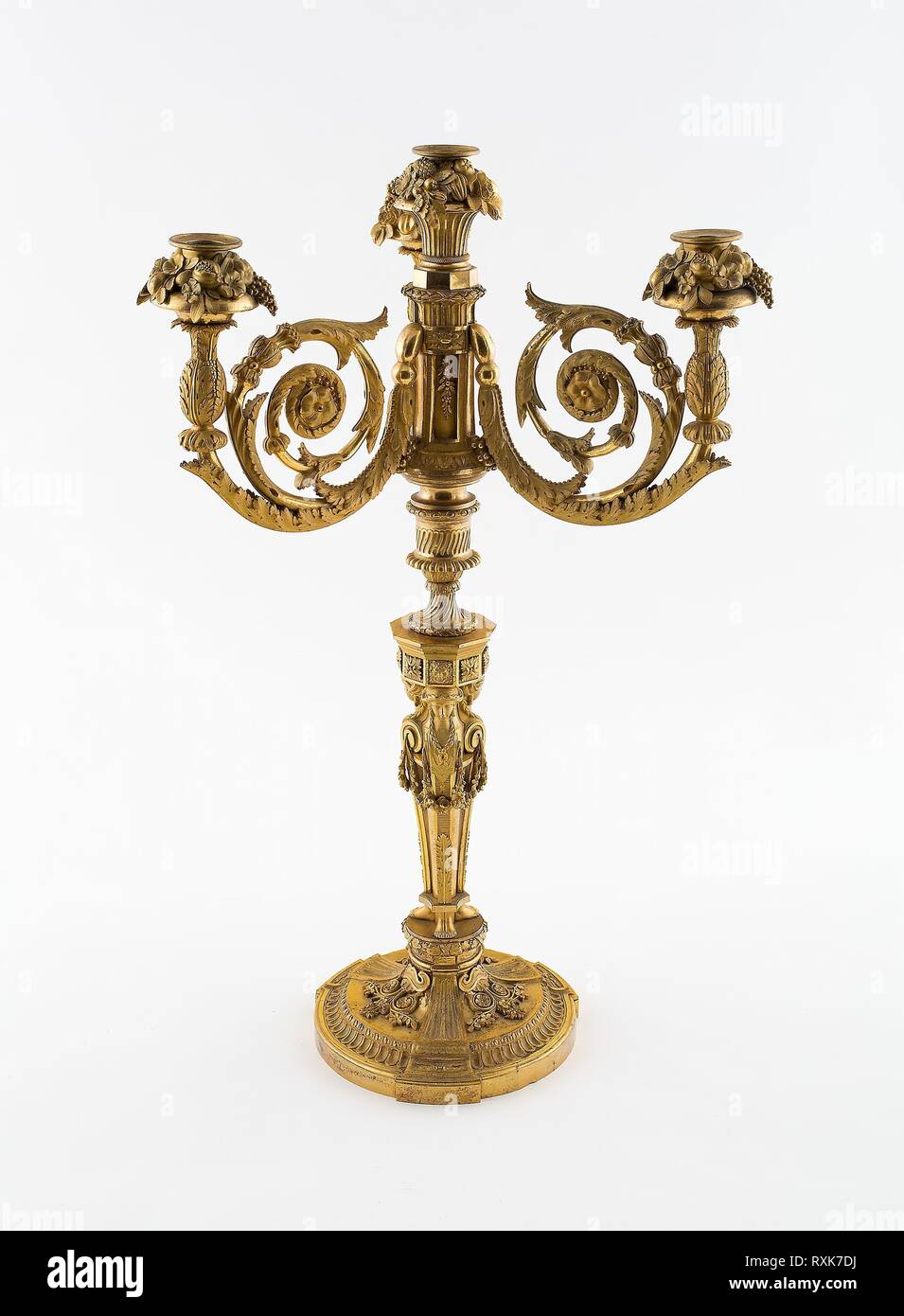 Coppia di candelabri. Nel modo di Pierre Gouthière; francese, 1732-1813/14. Data: 1784-1794. Dimensioni: H. 64,1 cm (25 1/4 in.). Il bronzo dorato. Provenienza: Francia. Museo: Chicago Art Institute. Foto Stock