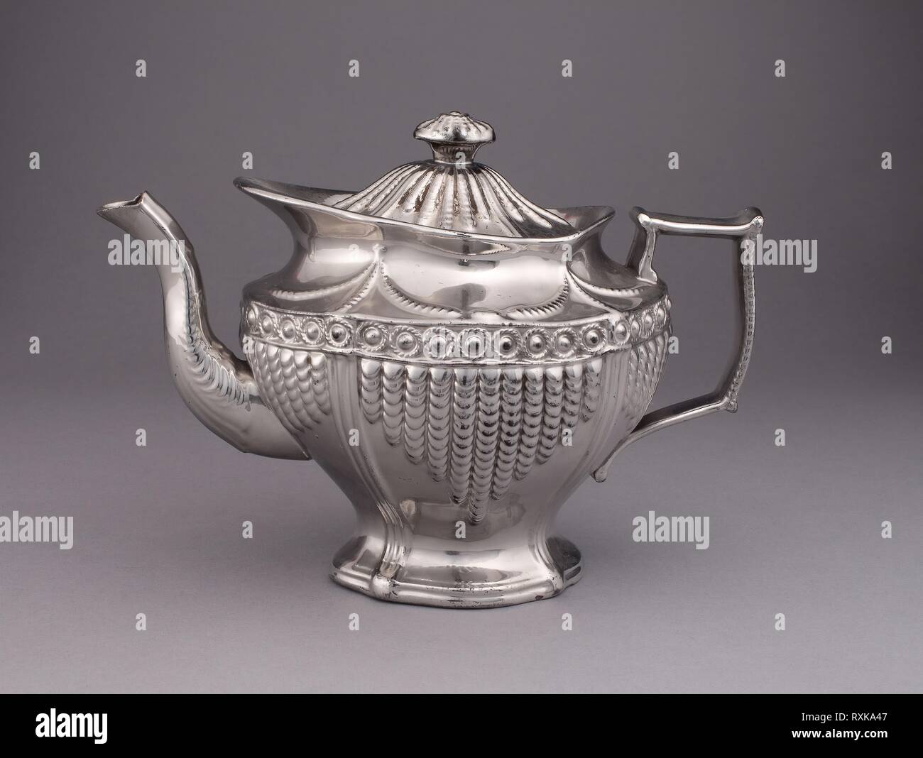 Teiera. Inghilterra, Staffordshire. Data: 1815-1825. Dimensioni: H. 16,5 cm (6 1/2 in.). Coccio d'argento con decorazione di lustre. Origine: Staffordshire. Museo: Chicago Art Institute. Foto Stock
