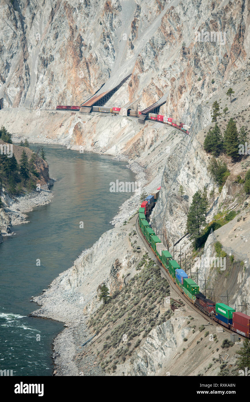 Un CP (Canadian Pacific) treno merci lungo il Thompson River, a nord di Lytton, British Columbia, Canada. Foto Stock