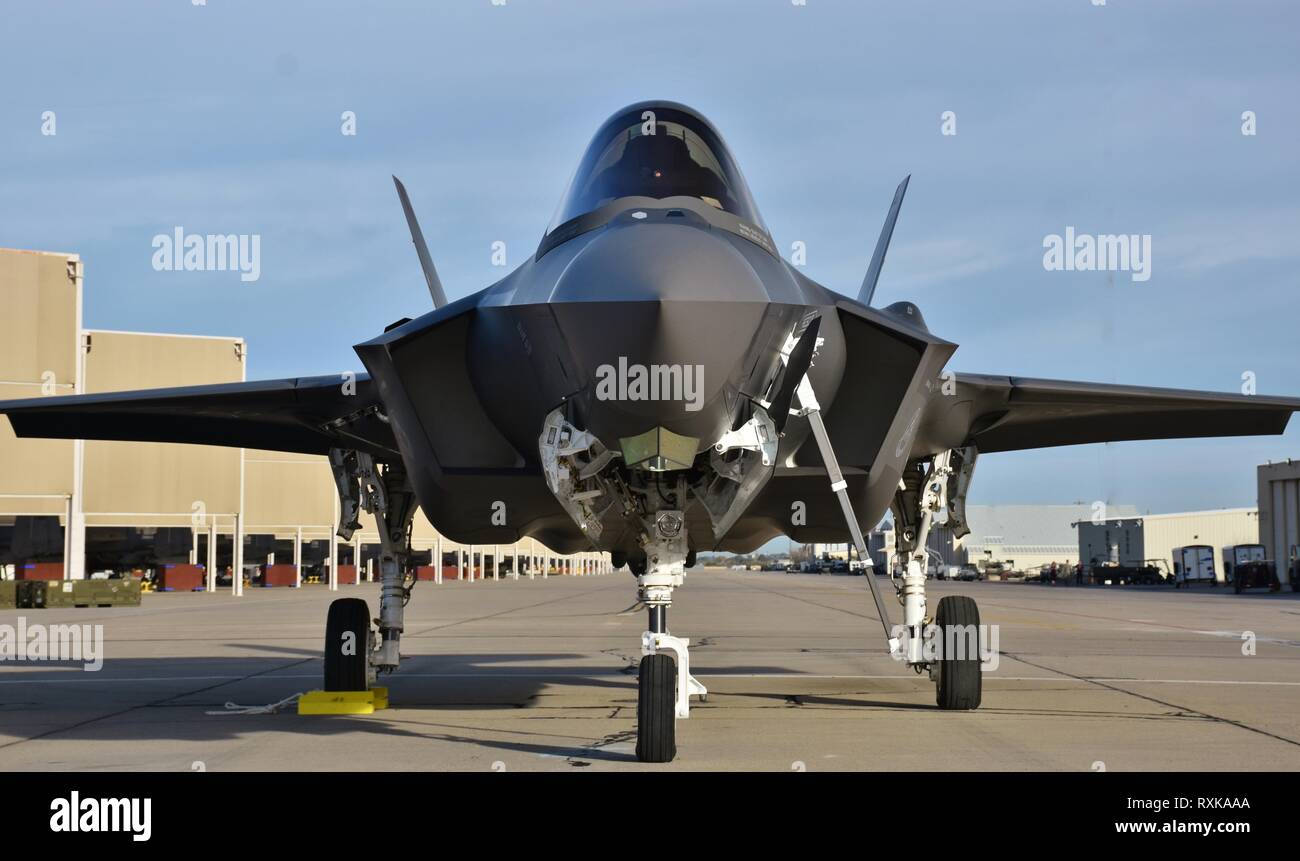Un U.S. Air Force F-35 Joint Strike Fighter (Lightning II) jet a Davis Monthan Air Force Base. Questo F-35 è assegnato a Luke Air Force Base. Foto Stock