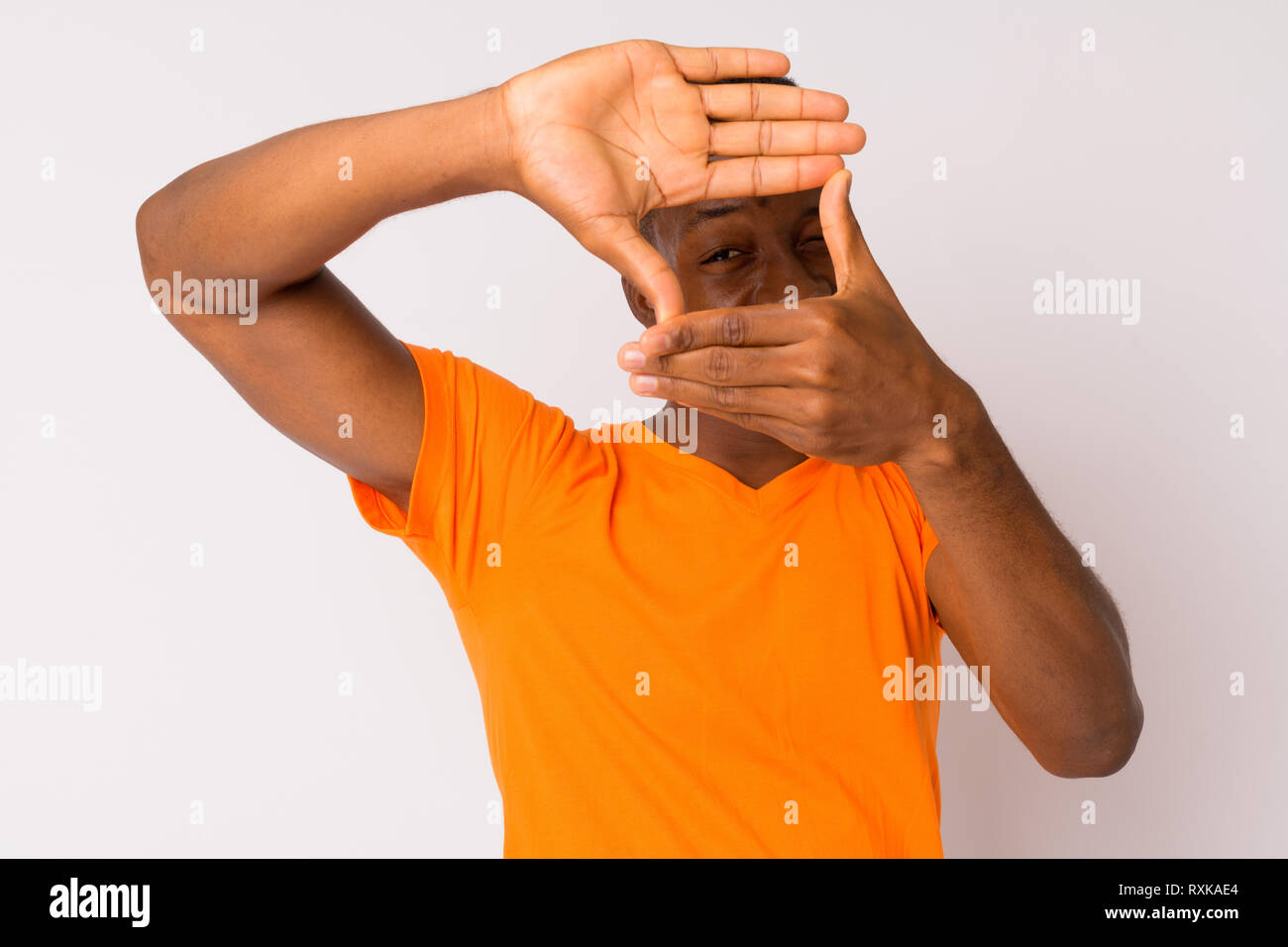 Ritratto di giovane bello uomo africana messa a fuoco con le dita Foto Stock