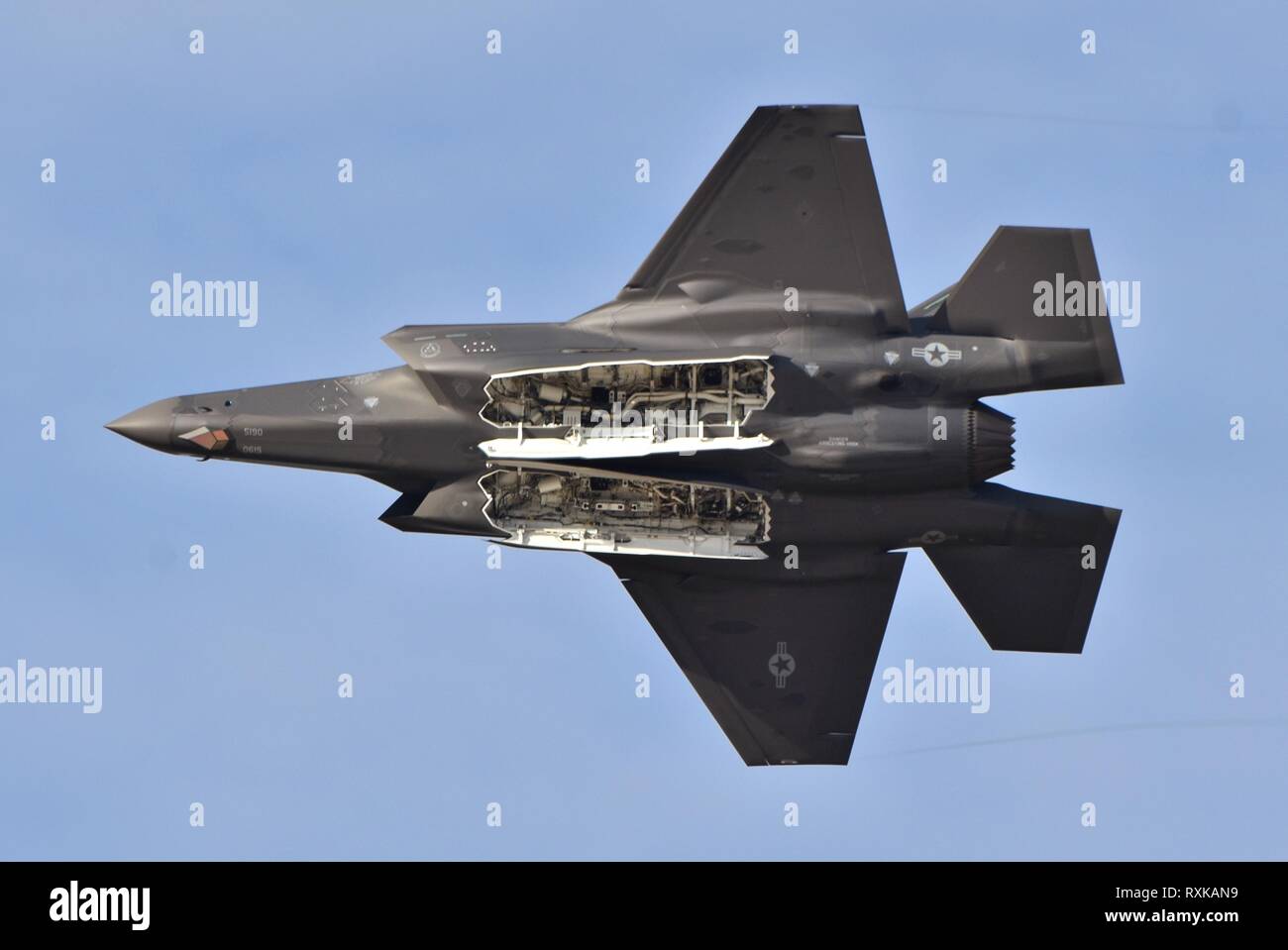 Un U.S. Air Force F-35 Joint Strike Fighter (Lightning II) jet con le armi bay distribuito. Questo F-35 è assegnato a Luke Air Force Base. Foto Stock