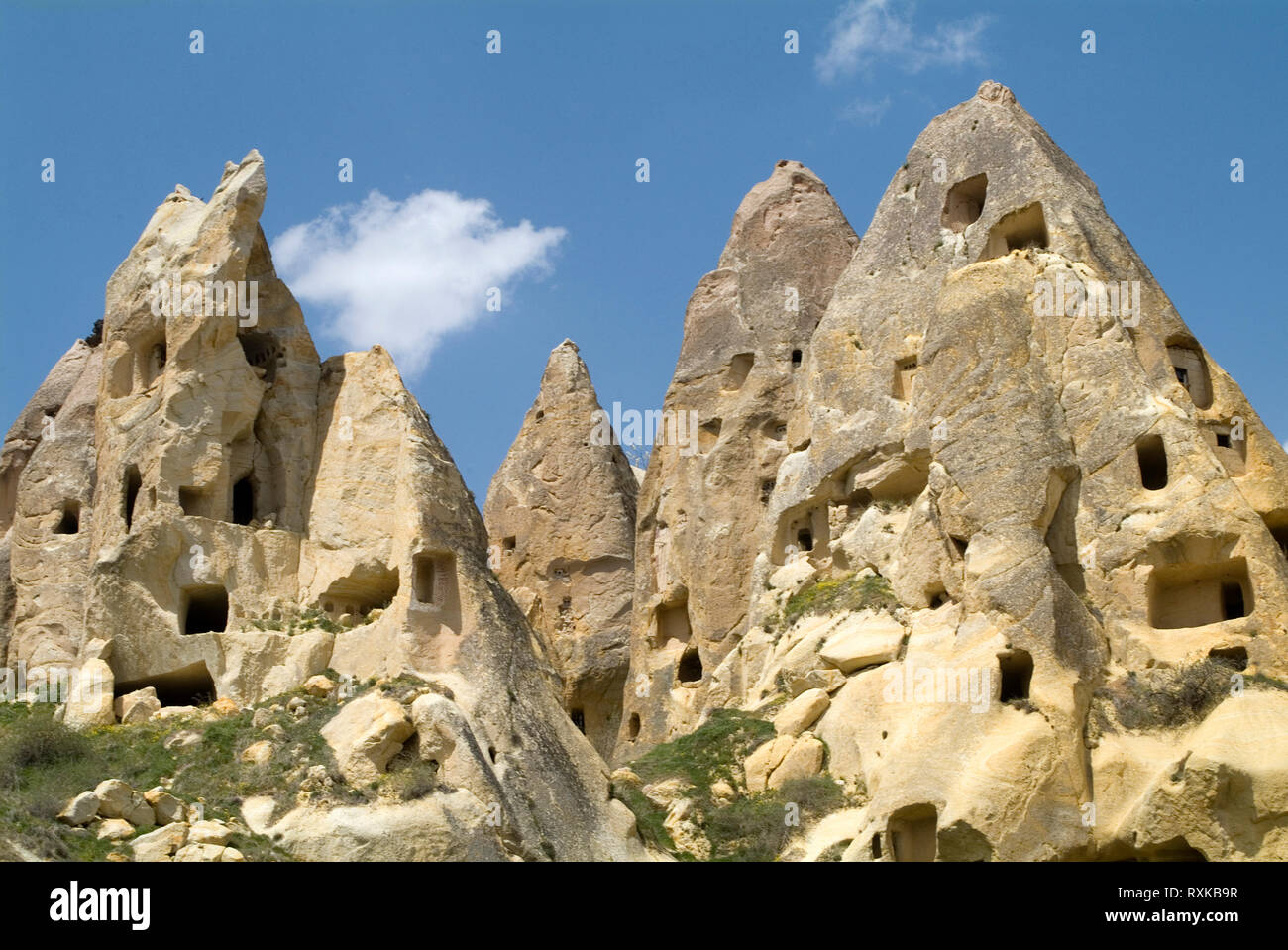 Camini di Fata riempito con le case nei pressi del villaggio di Uçhisar in  Cappadocia, Turchia. Il paesaggio in Cappadocia è formata da compattare  ceneri vulcaniche Foto stock - Alamy