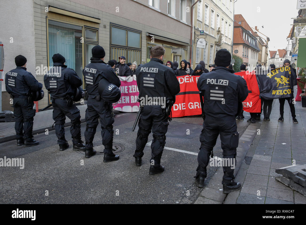 Landau, Germania. Il 9 marzo 2019. I membri dell'Antifa hanno bloccato il percorso della protesta rightwing. Essi sono confrontati da funzionari di polizia. Circa 80 persone da destra-wing le organizzazioni hanno protestato nella città di Landau nel Palatinato contro il governo tedesco e i migranti. Essi hanno inoltre adottato il gilet giallo dal francese Gilet giallo movimento di protesta. Essi sono stati confrontati da diverse centinaia di anti-fascista contro i dimostranti di diversi partiti politici e di credito: PACIFIC PRESS/Alamy Live News Foto Stock